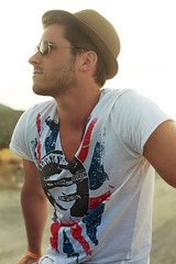 Homme au chapeau au soleil