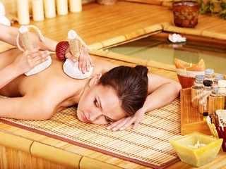 Obraz na płótnie Canvas Kobieta coraz masażu w bambusa spa.
