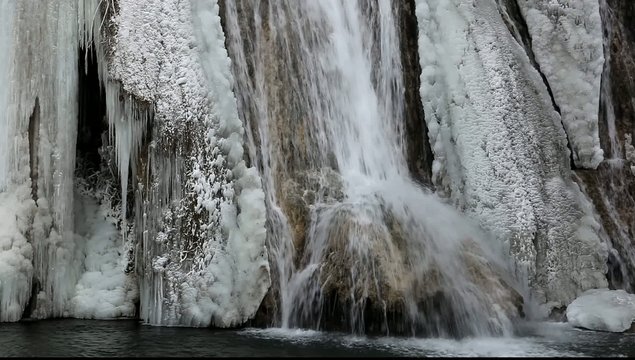 cascade gel&eacute;e