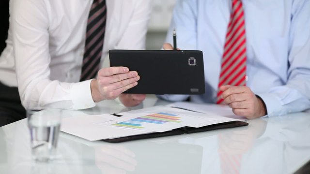 zwei m&auml;nner arbeiten mit tablet-computer im b&uuml;ro
