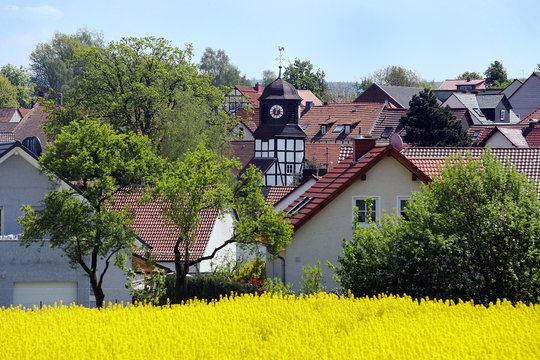 Dorf mit Rapsfeld ( Baunatal-Rengershausen)