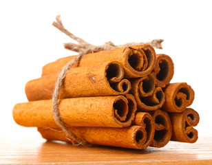 Obraz na płótnie Canvas Cinnamon sticks on wooden table