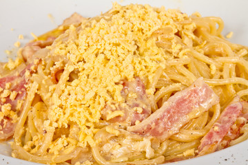 spaghetti carbonara pasta with bacon and mushrooms