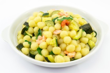 gnocchi con zucchine, gamberetti e rucola