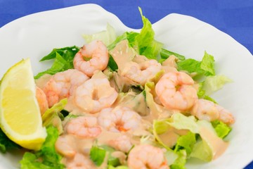 cocktail di gamberi in salsa rosa con insalata