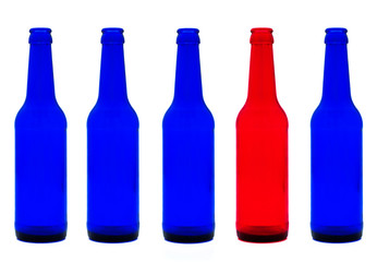 Blaue Flaschen und eine rote Flasche aus Glas