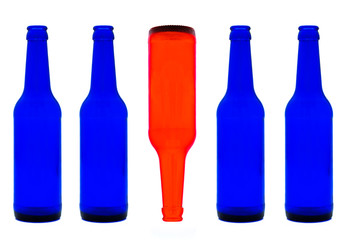 Blaue Flaschen und eine rote Flasche steht Kopf