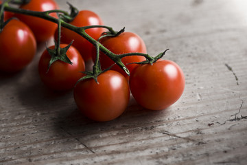 Tomaten auf Holztisch