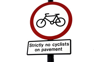 Verbot Strictly no cyclists on pavement