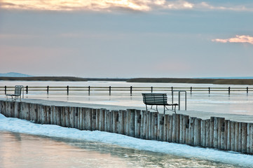 Leere Bank im Winter