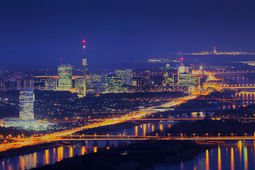 Obraz premium Wien bei Nacht mit Donau
