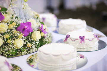 Delicious white and purple decorated wedding cake