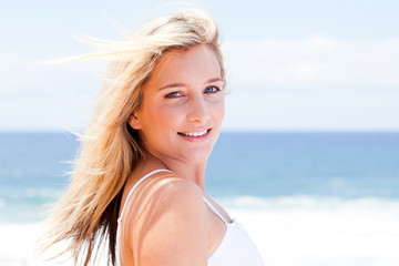 Naklejka premium cheerful young woman over sea view background