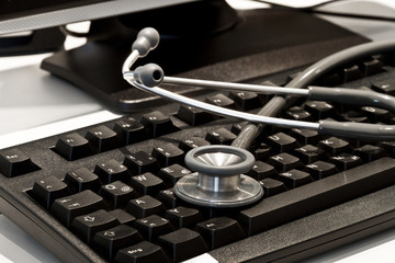 Stethoskop und Computer