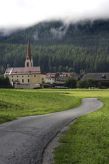 Fototapeta na wymiar kościół kraj w regionie Trentino