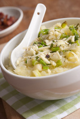 Mashed potatoes with cheese and spring onions
