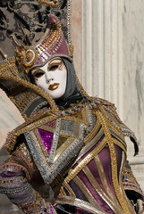 Fototapeta na wymiar Carnaval de Venise masque violet / or