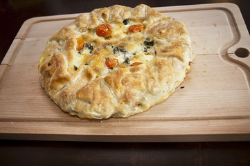 Torta salata con bieta costa, uova e pomodorini ciliegini