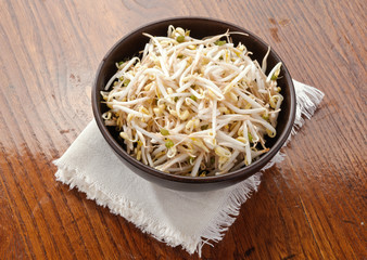 Germogli di soia nella ciotola nera