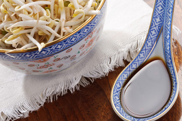 Salsa di soia e germogli di soia, close-up