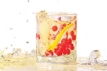  Glas water, ijs, citroen en rode veenbessen met plons © Boris Bulychev