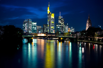 Fototapeta na wymiar Commerzbank Tower we Frankfurcie by Night