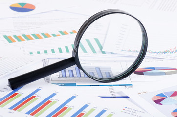 Obraz premium Business diagramme with magnifying glass
