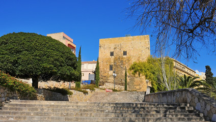Fototapeta na wymiar Paseo de San Antonio i Tower Pilates, w Tarragona, Hiszpania