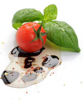 Kirschtomaten mit Basilikum, Balsamico und Pfeffer