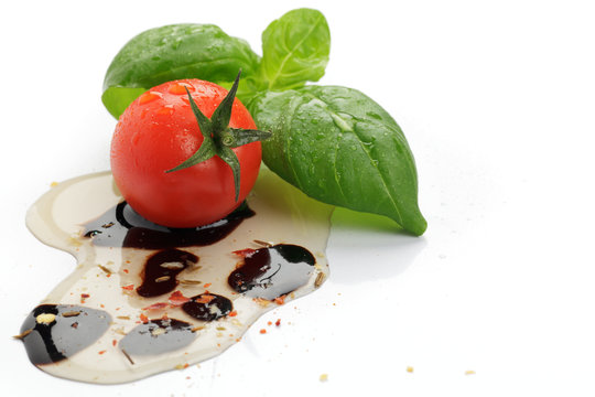 Kirschtomaten mit Basilikum, Balsamico und Pfeffer