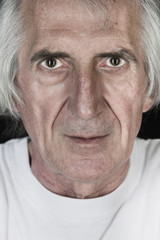 Portrait älterer Mann (64) mit weissen Haaren