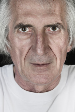 Portrait &auml;lterer Mann (64) mit weissen Haaren