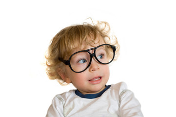 Kind spielt mit Brille