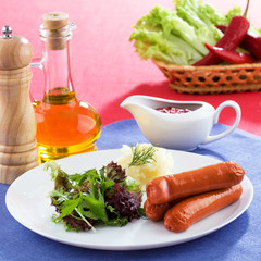Sausages with potatoes and green salad