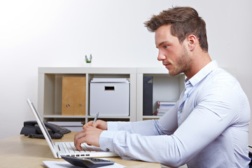 Mann am Laptop beim Onlinestudium
