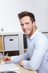 Fototapeta premium Lächelnder Student am Computer