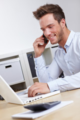 Student mit Handy und Laptop