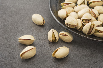 お皿から溢れたピスタチオ
