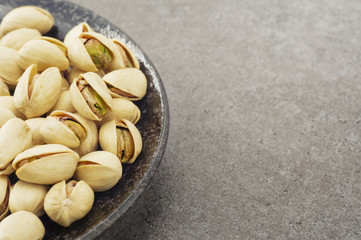 お皿に盛ったピスタチオ