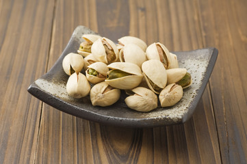 小皿にのせたピスタチオ