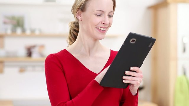junge frau mit tablet pc