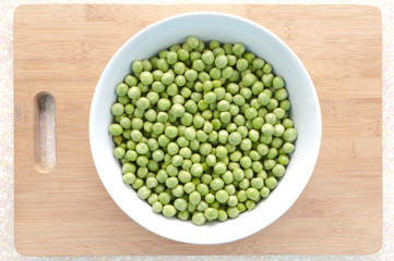 Pea seeds in bowl with chopping board