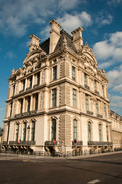 musée du Louvre à Paris coté seine