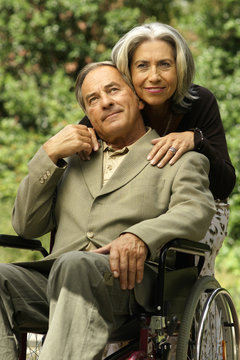 Älteres Paar/ Mann im Rollstuhl