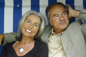 Älteres Paar im Strandkorb