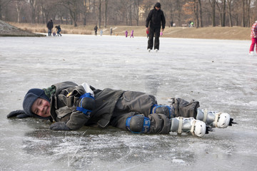 Fall on ice skates - obrazy, fototapety, plakaty