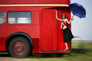 Foto op Plexiglas Jonge vrouw gaat met de rode bus © linkova