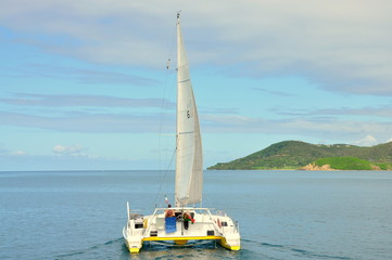 Homme qui voyage seul avec son catamaran
