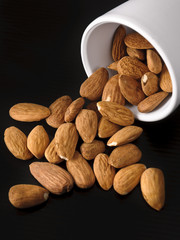 Mandorle con fondo nero