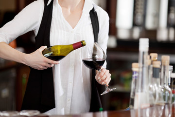 bedienung schenkt wein ein